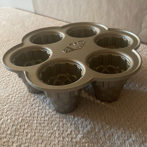 Nordicware Ice Cream Cone Cupcake Pan - Picture 3 of 6